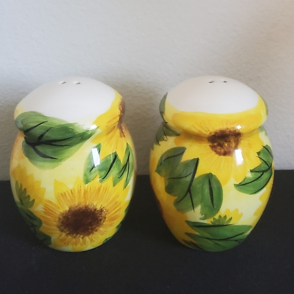 Vintage Sunflower Salt and Pepper Shaker - Picture 3 of 6
